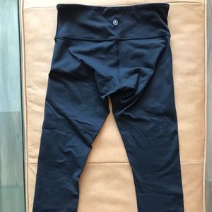 Lululemon black cropped workout leggings Size 4